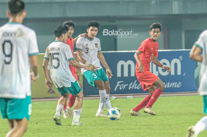 Pemain timnas U-19 Indonesia, Kadek Arel Priyatna (tengah), sedang menguasai bola ketika bertanding di Stadion Patriot Candrabhaga, Bekasi, Jawa Barat, 10 Juli 2022.