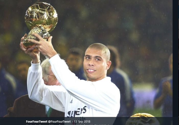 Penyerang legendaris timnas Brasil, Ronaldo Luis Nazario de Lima, saat mengangkat trofi Ballon d'Or.