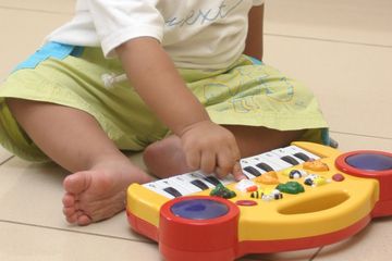 Apakah Moms ingin menamai Si Kecil dengan nama Raden? Simak arti nama bayi laki-laki satu ini, juga rangkaian nama lengkapnya.