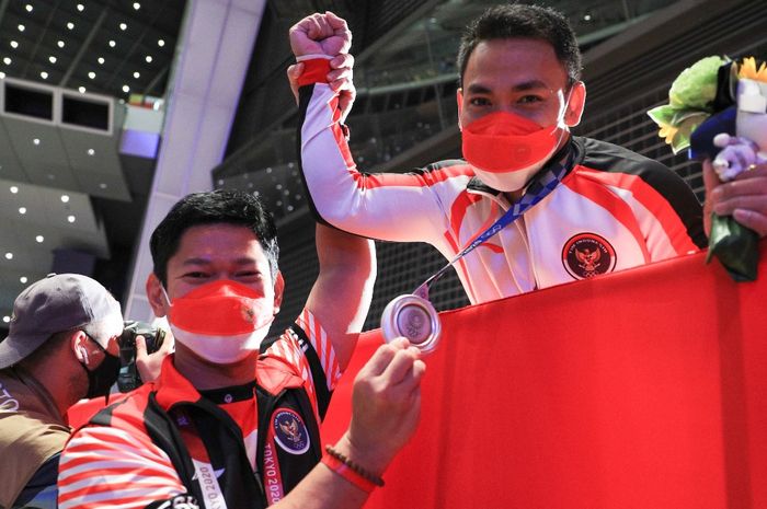 Ketua NOC Indonesia berfoto bersama lifter putra Eko Yuli Irawan yang berhasil meraih medali di Olimpiade 2020 Tokyo pada Agustus 2021.