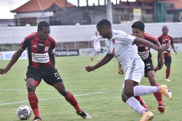 Duel Persipura Jayapura versus PSM Makassar dalam laga pekan ke-30 Liga 1 2021-2022 di Stadion Kompyang Sujana, Denpasar, Bali, Kamis (10/3/2022).