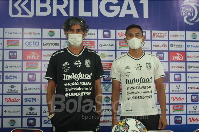 Pelatih Bali United, Stefano Cugurra, bersama Ricky Fajrin, dalam sesi jumpa pers menghadapi Persija Jakarta  