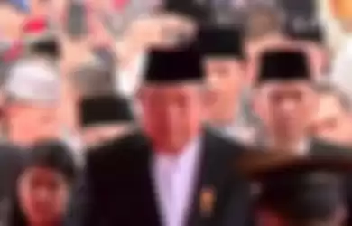 Meski Nampak Tegap Berjalan Menuju Pemakaman Ibu Ani Yudhoyono, Namun Wajah SBY Kali ini Menjadi Sorotani