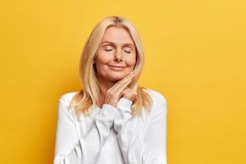 Mengatasi kulit kering setelah menopause.