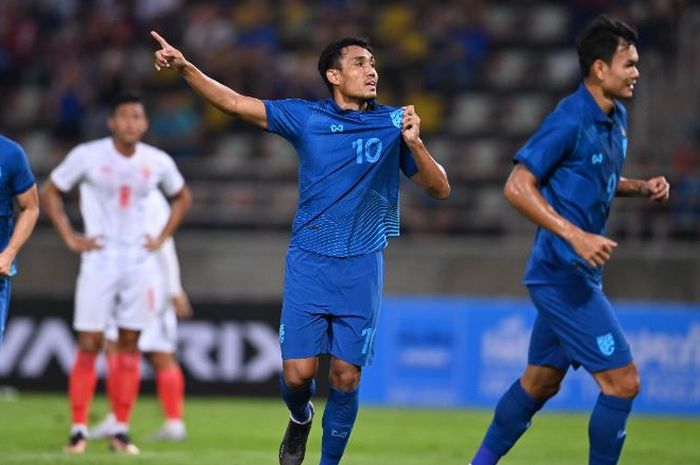 Bomber Timnas Thailand, Teerasil Dangda, merayakan gol ke gawang Timnas Myanmar pada laga uji coba menjelang Piala AFF 2022,