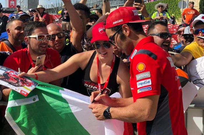 Pembalap tim Mission Winnow Ducati, Danilo Petrucci saat menyapa penggemarnya di Amerika Serikat , Minggu (14/4/2019)