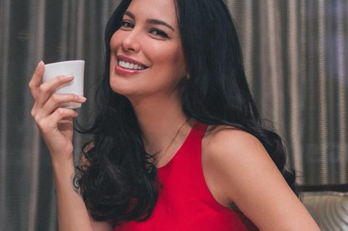 Unggah Foto Cantik Usai Olahraga, Perut Sophia Latjuba Bikin Netizen Salah Fokus