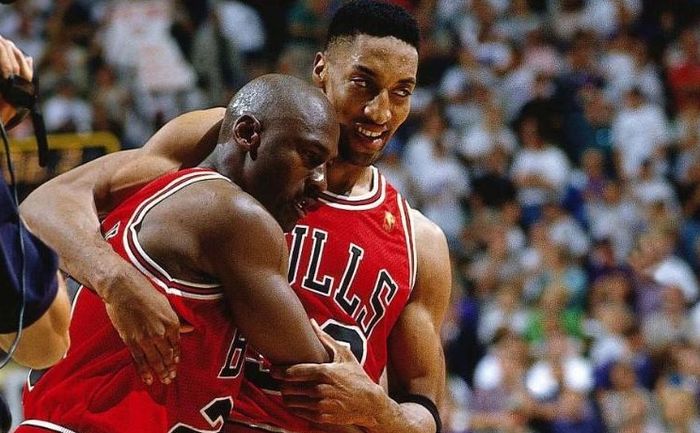 Michael Jordan (kiri) pahlawan Chicago Bulls di final NBA 1997.