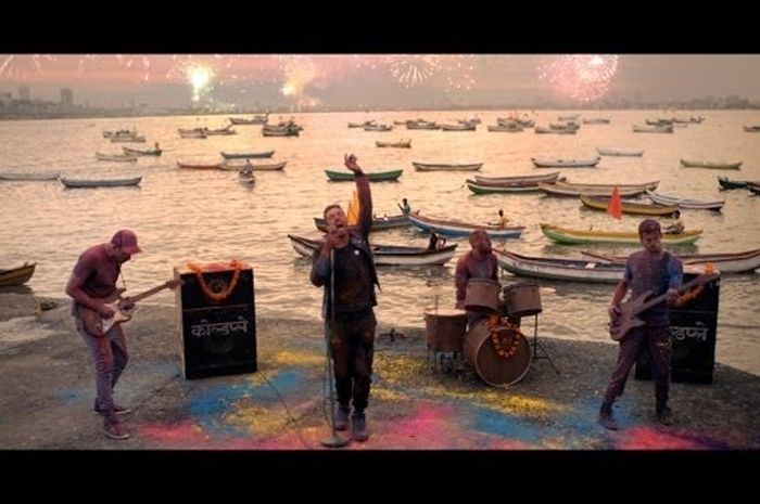 Lirik Lagu dan Chord Gitar 'Hymn For The Weekend' - Coldplay - Sonora.id