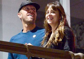 Dakota Johnson dan Chris Martin Dapat Restu Ayah, Pengin Punya Cucu!