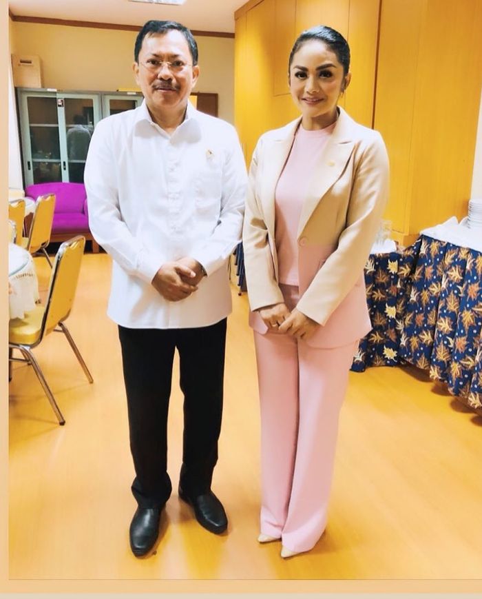 Penampilan modis Krisdayanti saat rapat komisi DPR