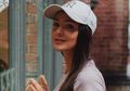 3 Gaya Busana Stylish Amanda Rawles dengan Paduan Topi Sebagai Aksesori