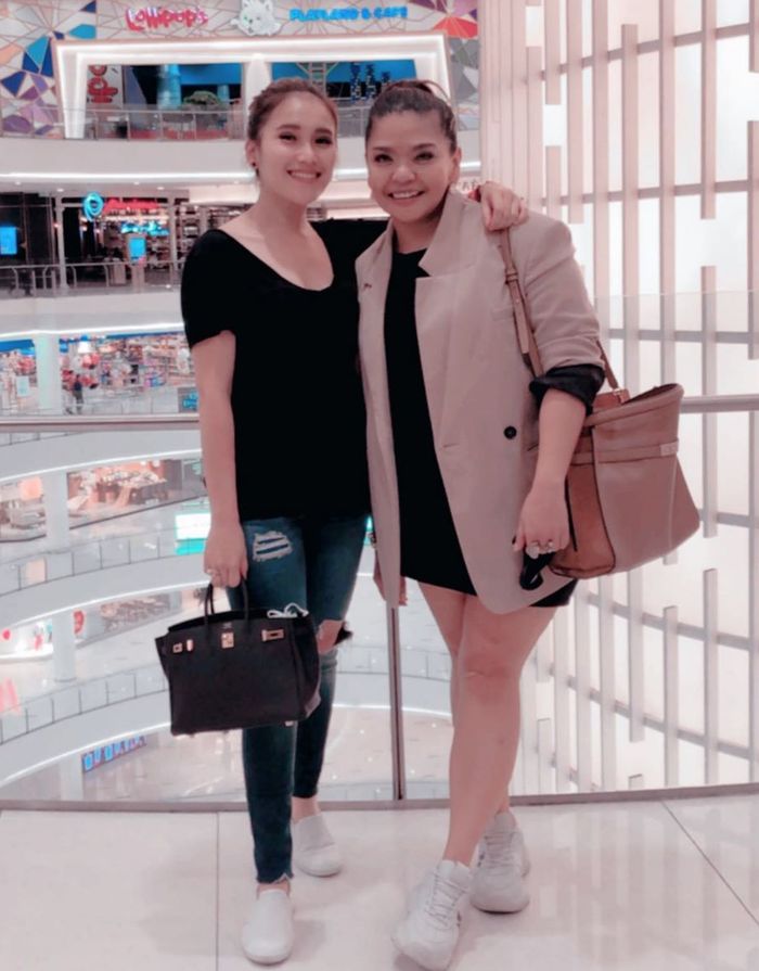 Ayu Ting Ting juga kerap kepergok mengenakan berbagai fashion item mewah dengan harga fantastis