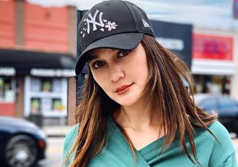 Mewah! Luna Maya Pakai Sepatu Boots Bermotif Kulit Ular dengan Harga Fantastis