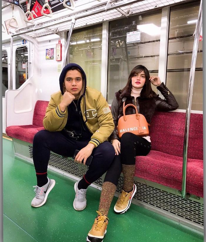 Hilda Vitria Kepergok Makan Sambil Ngemper Bareng Billy Syahputra Saat Liburan di Jepang