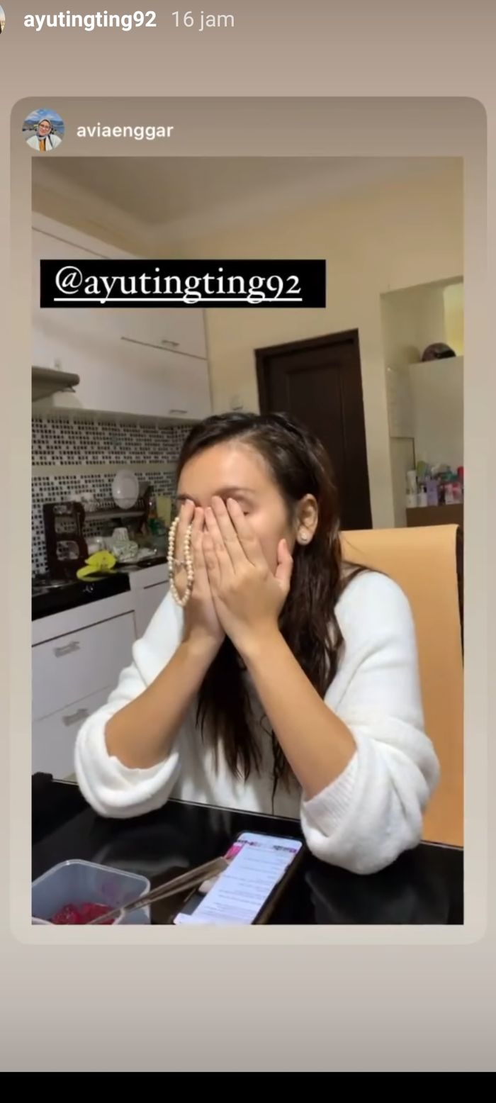 Ayu terlihat memegang tasbih.