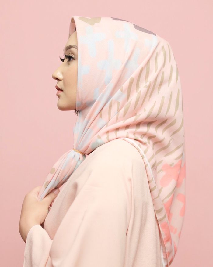 5 Gaya Hijab Segi Empat Sederhana dan Modis ala Dian Pelangi yang Mudah