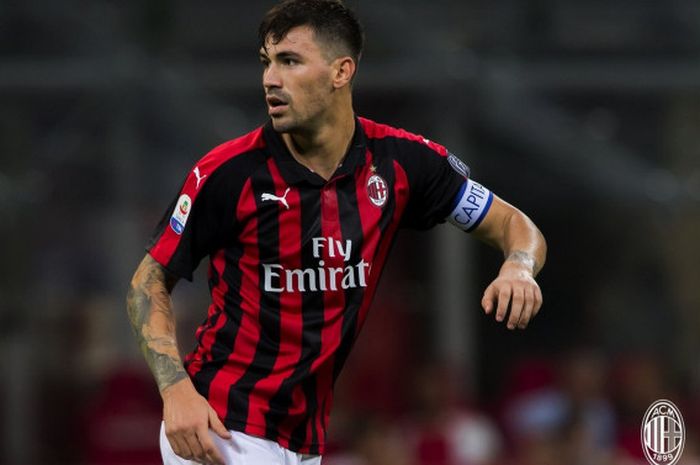 Bek sekaligus kapten AC Milan, Alessio Romagnoli.