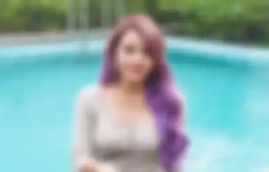 Aurel Hermansyah memiliki rambut ungu.