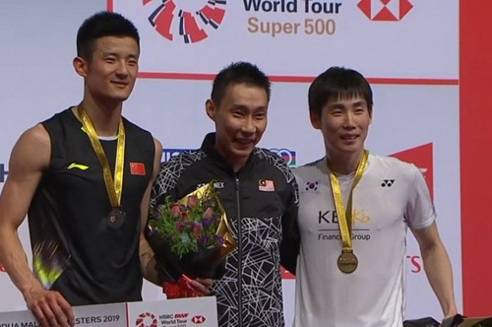 (dari ki-ka) Chen Long, Lee Chong Wei, dan Son Wan-ho berpose bersama di atas podium kemenangan Malaysia Masters 2019.