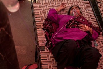 Pasien di India tidak mendaptkan kasur di rumah sakit sehingga harus berbaring di luar dengan tabung oksigen.