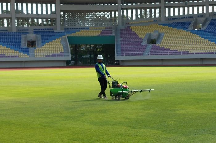 Stadion Manahan, Solo, dalam proses perawatan rumput jelang Piala Dunia U-20 2023, Minggu (12/3/2023).