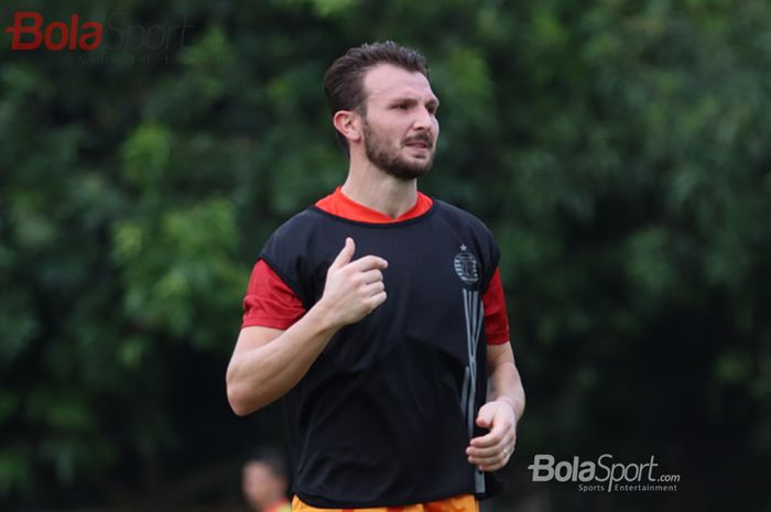 Bek asing Persija Jakarta, Marco Motta, ketika menjalani latihan di Lapangan Sutasoma Halim, Jakarta Timur (9/3/2020)