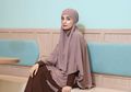 Kerap Bergaya Syar'i, Kini Shireen Sungkar Justru Tampil Modis Pakai Busana Denim dan Sneakers