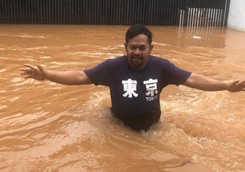 Artis-Artis Tak Luput dari Banjir, Ada yang Kelaparan hingga yang Terpaksa Terjang Banjir Demi Bekerja, Inilah Deretan Rumah Artis yang Kebanjiran