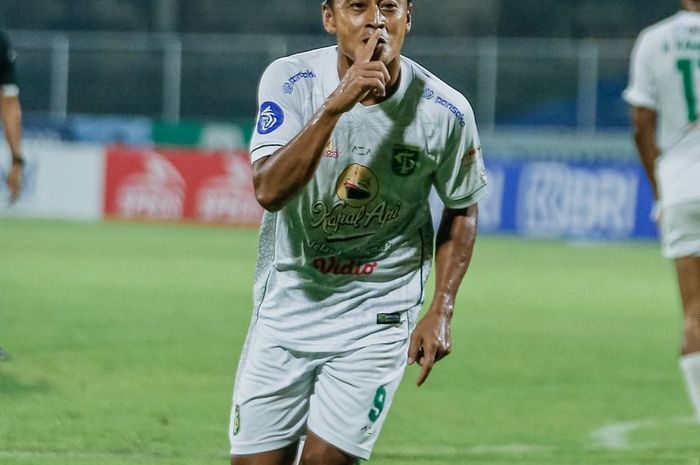 Striker Persebaya Surabaya, Samsul Arif, melakukan selebrasi setelah mencetak gol ke gawang Bali United pada laga pekan ke-33 di Stadion I Gusti Ngurah Rai, Denpasar, Jumat (25/3/2022).