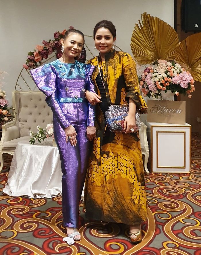 Mayangsari saat nonton konser Rossa