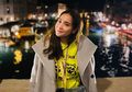 Duduk "Santuy" di Tangga Itali, Nagita Slavina Tampil Modis Pakai Sweater Hoodie Warna Neon Seharga Rp3,7 Juta