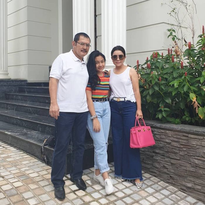 Fashion anak Mayangsari pakai sneakers