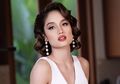 Pamer Ketiak Mulus dan Perut Berotot, Cinta Laura Rebahan di Pinggir Kolam Bikin Netizen Jatuh Cinta!