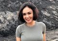 Seksi dan Awet Muda, Inilah Deretan Gaya Yuni Shara Pakai Kaus Oblong yang Modis Bak ABG!
