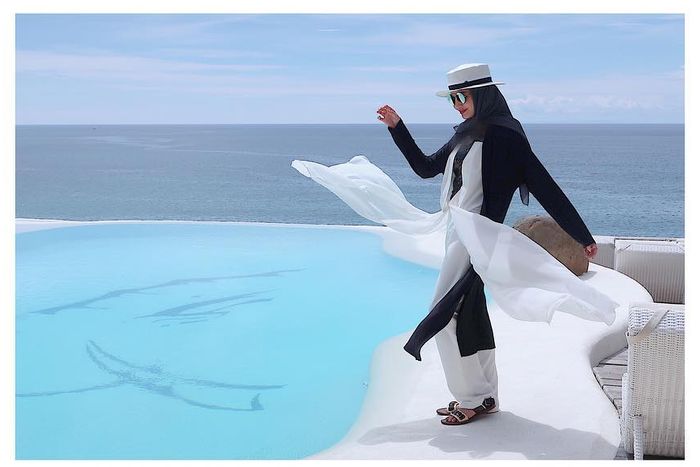  Gaya hijab dengan topi ala Zaskia Sungkar saat traveling