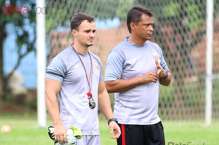 Rodrigo Pellegrino dan Sergio Farias sedang memberikan instruksi kepada skuad Persija Jakarta  di Lapangan Sutasoma, Halim, Jakarta Timur (11/3/2020)