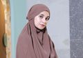 Cantiknya Shireen Sungkar dalam Balutan Gamis dan Hijab Syar'i Saat Ibadah Umroh