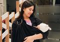 Pakai Masker Saat Ajak Anak Kembarnya ke Dokter, Tas Selempang Pink yang Dipakai Syahnaz Sadiqah Justru Jadi Sorotan!