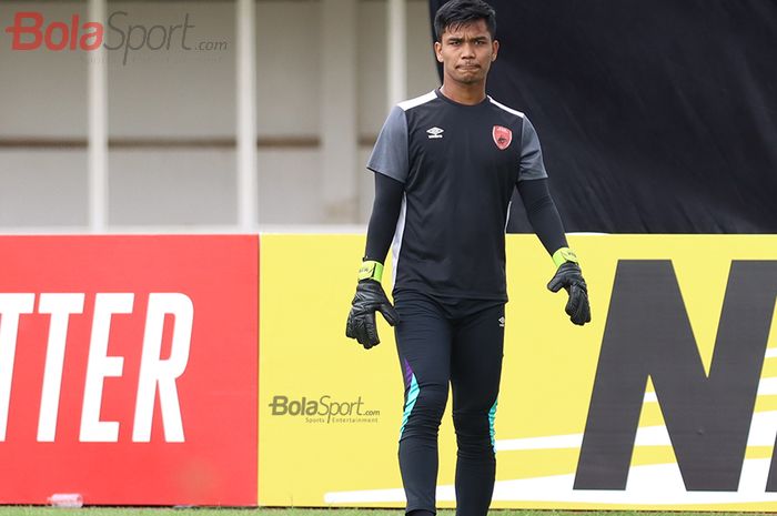Kiper PSM Makassar, Miswar Saputra, sedang latihan jelang laga AFC yang mempertemukan timnya dengan Kaya Futbol Club&ndash;Iloilo di Stadion Madya, Senayan, Jakarta Selatan (10/3/2020)