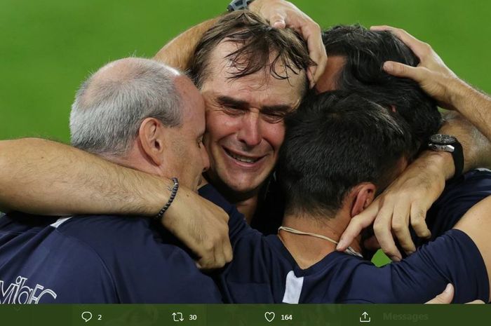 Pelatih Sevilla Julen Lopetegui menangis haru setelah menaklukkan Inter Milan di final Liga Europa 2019-2020.