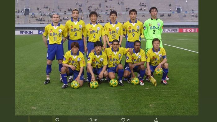 Skuad Seongnam FC saat mengalahkan Persik Kediri 15-0 pada tahun 2004. Shin Tae-Yong (kanan bawah) masih menjadi kapten pada laga itu. 