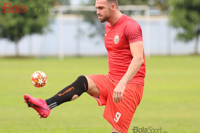 Striket asing Persija Jakarta, Marko Simic, sedang melakukan jugling bola ketika menjalani latihan di Lapangan Sutasoma, Halim, Jakarta Timur (11/3/2020)