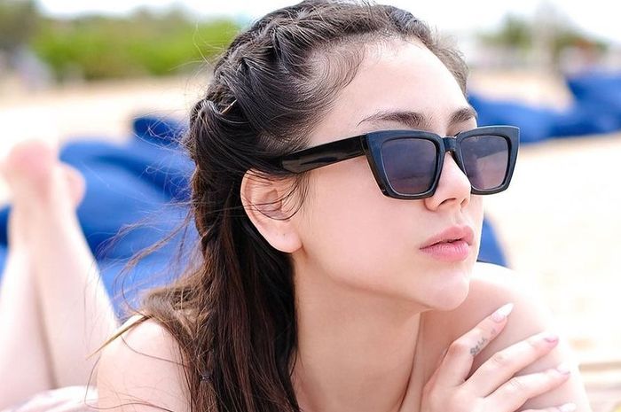 Celine Evangelista dengan suami terbaru di acara penghargaan