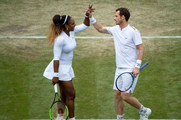 Petenis putri Amerika Serikat, Serena Williams, melakukan tos dengan rekannya pada nomor ganda campuran, Andy Murray (Inggris Raya), pada laga babak kesatu Wimbledon 2019.