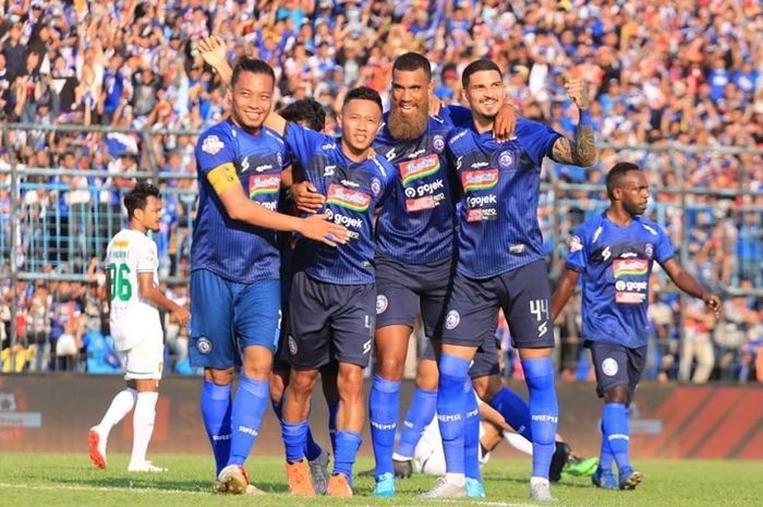 Pemain Arema FC sedang merayakan gol ke gawang lawannya