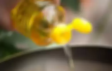 Membuang minyak goreng bekas