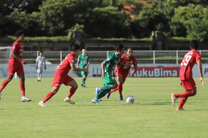 Suasana pertandingan Persija Jakarta melawan PSS Sleman pada laga pekan ke-34 di Stadion I Gusti Ngurah Rai, Denpasar, Kamis (31/3/2022).