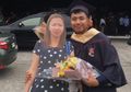 Bukan Kekasih, Pemuda Ini Viral karena Gandeng Patung Gabus jadi Pendamping Wisuda! Ada Kisah Pilu di Baliknya