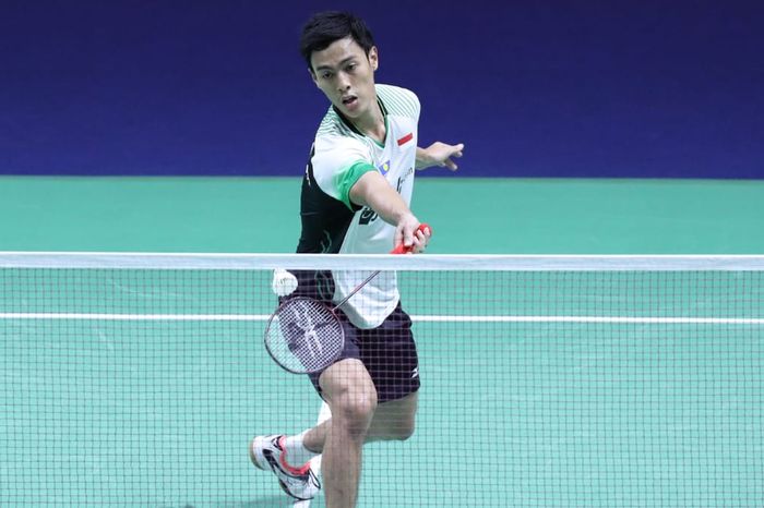 Aksi Shesar Hiren Rhustavito pada babak kedua Thailand Open 2019 kontra Lin Dan (China) yang digelar Kamis (1/8/2019)
